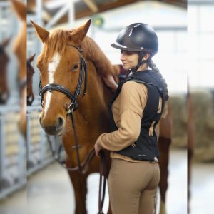 L'airbag d'équitation Léger 2 de Hit-Air est léger et élégant : Il dispose également d'une ceinture de réglage. Découvrez-le dès maintenant sur askara.fr : les spécialistes de la protection pour cavalier !