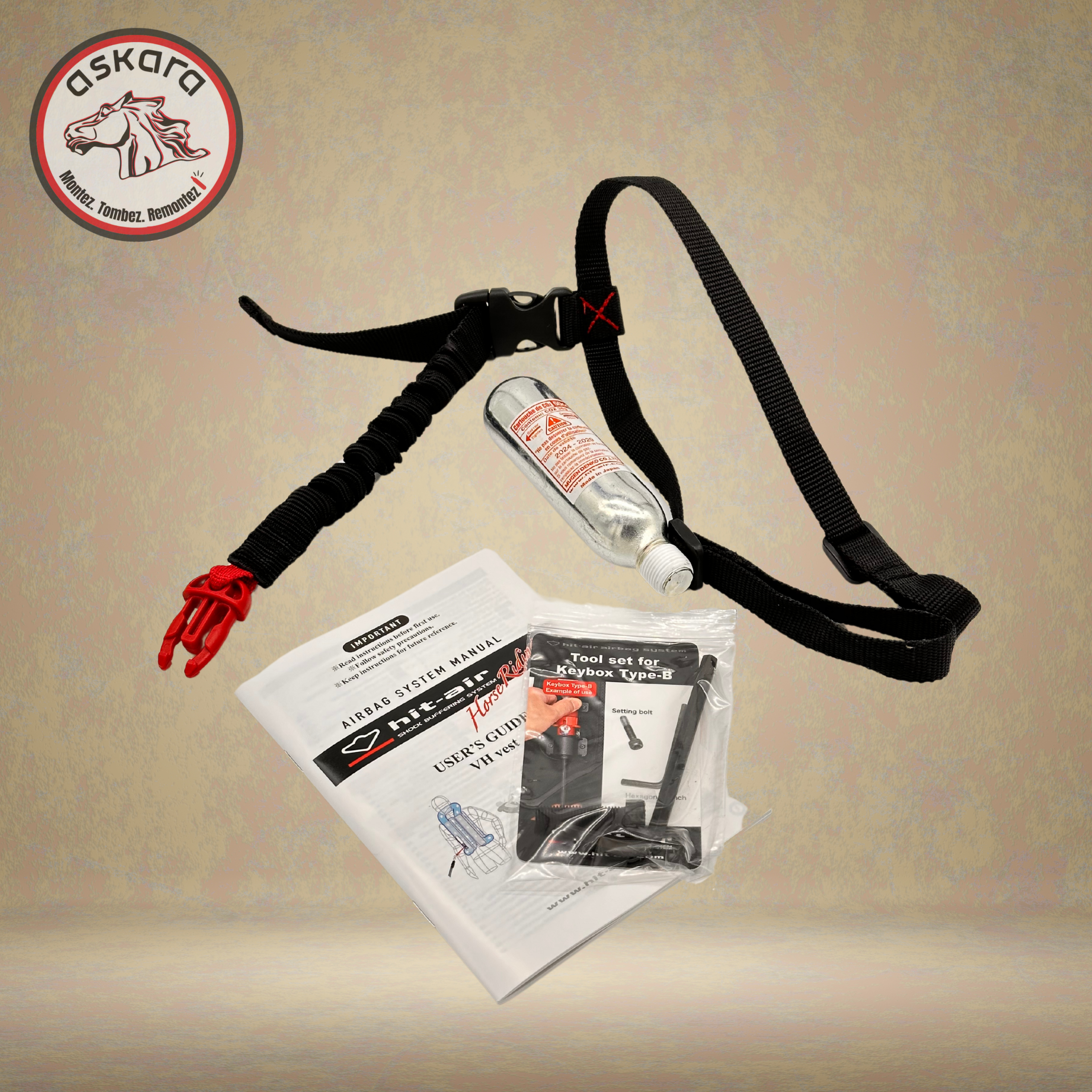 Chez ASKARA, tout nos gilets airbag Hit-Air sont fournis prêt à l'emploi avec une cartouche de CO², un cordon/sangle d'attache, la notice et les outils.