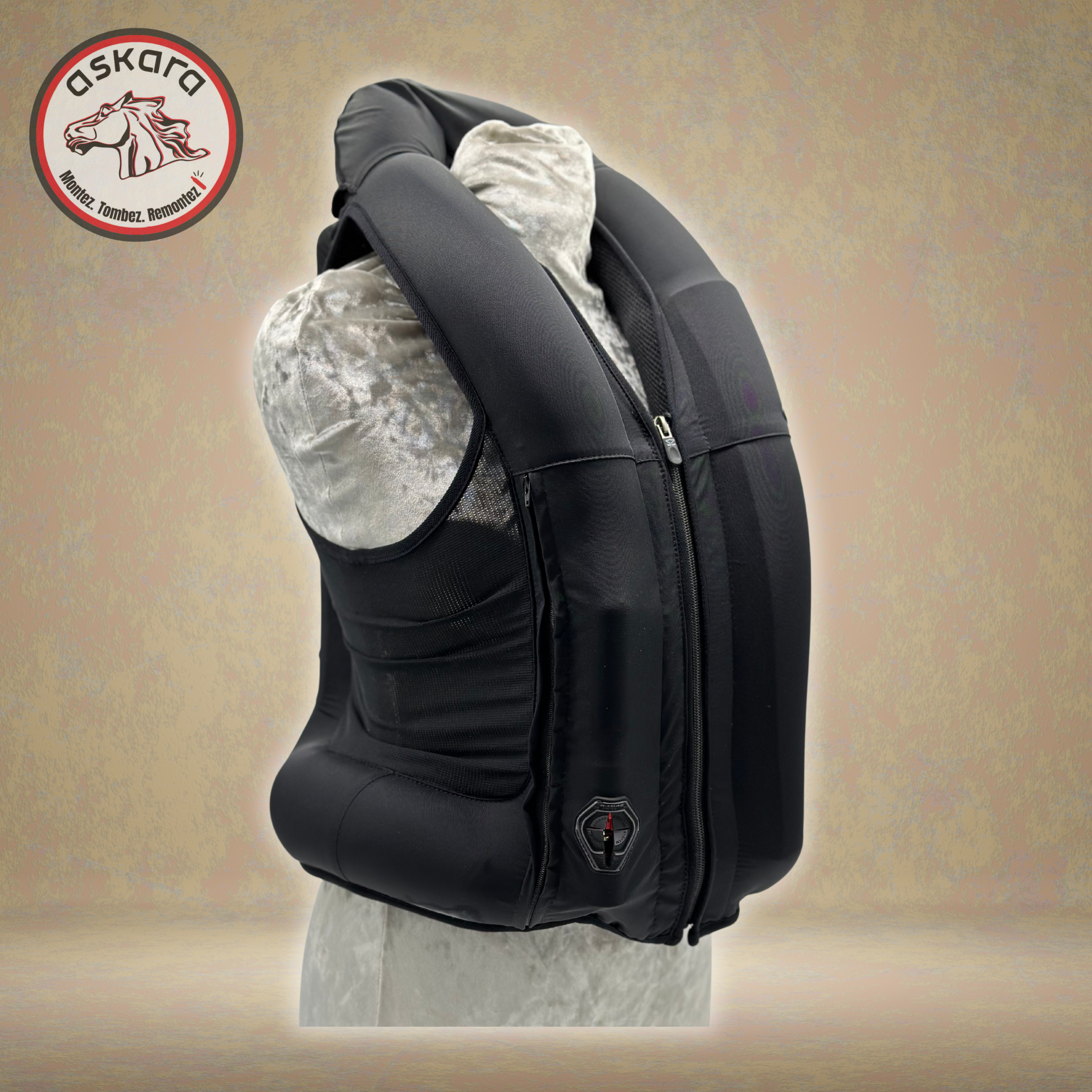 Vue gonflé de l'avant du nouveau gilet airbag Hit-Air modèle Airflex pour l'équitation