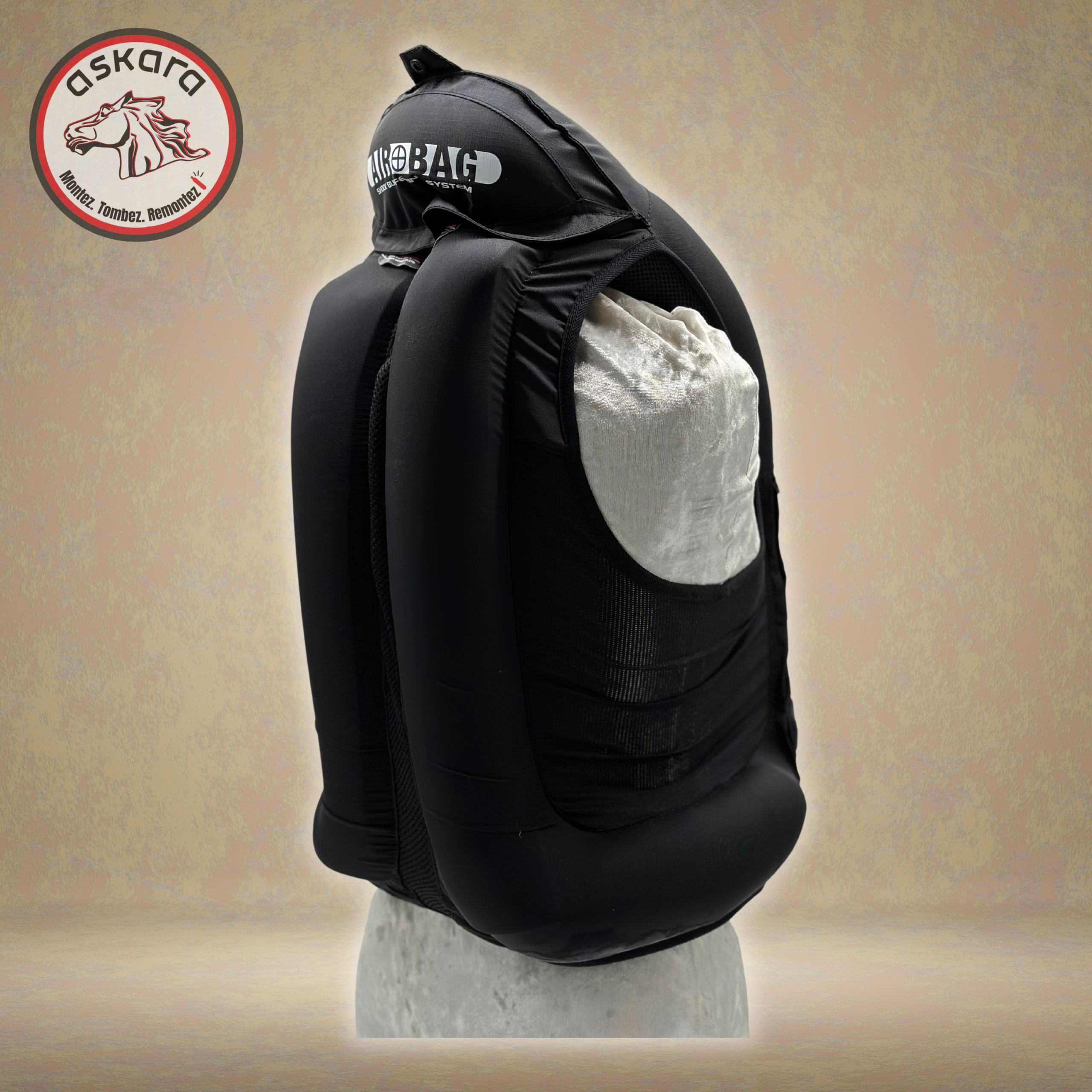Vue de dos gonflé du nouveau gilet airbag Hit-Air modèle Airflex pour l'équitation