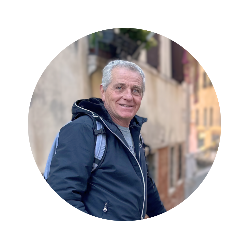 Souriant et à l'écoute, Yves vous conseille dans le choix de votre futur équipement de protection pour cavalier.