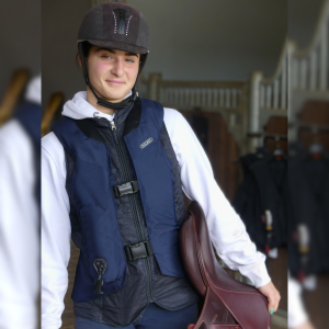 La nouvelle génération du gilet airbag Léger 2 de Hit-Air allie sécurité, coupe cintrée et ajustement. Découvrez-le dès maintenant sur askara.fr : les spécialistes de la protection pour cavalier !