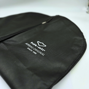 Pratique, découvre la housse pour airbag hit-air chez ASKARA, conservez ainsi votre gilet airbag loin de sa saleté et emmenez-le partout ! Disponible dès maintenant sur askara.fr, la boutique spécialisée dans la protection du cavalier !