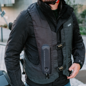 Découvrez l''airbag filaire moto de Hit Air modèle MV2-RC : Entièrement réfléchissant pour allier visibilité et sécurité ! Disponible dès maintenant sur la boutique ASKARA