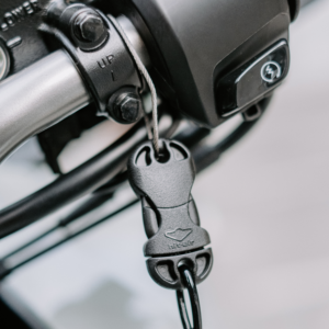 Pratique, découvrez le connecteur guidon : accrochez votre câble de connexion d'airbag moto hit air dessus quand vous en vous servez pas ! Disponible sur la boutique ASKARA.fr