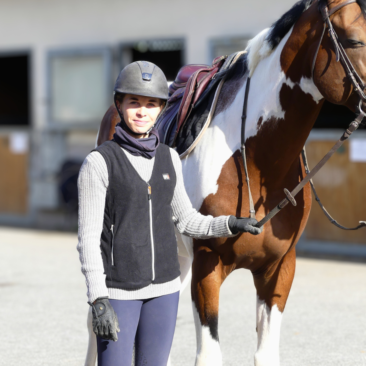 Votre futur allié pour l'hiver ! Découvrez notre gilet sans manche chauffant à batterie K-LOR de Askara ! Parfait pour monter à cheval comme être à pied aux écuries, mais également pour toutes les activités et tous les loisirs d'extérieur.