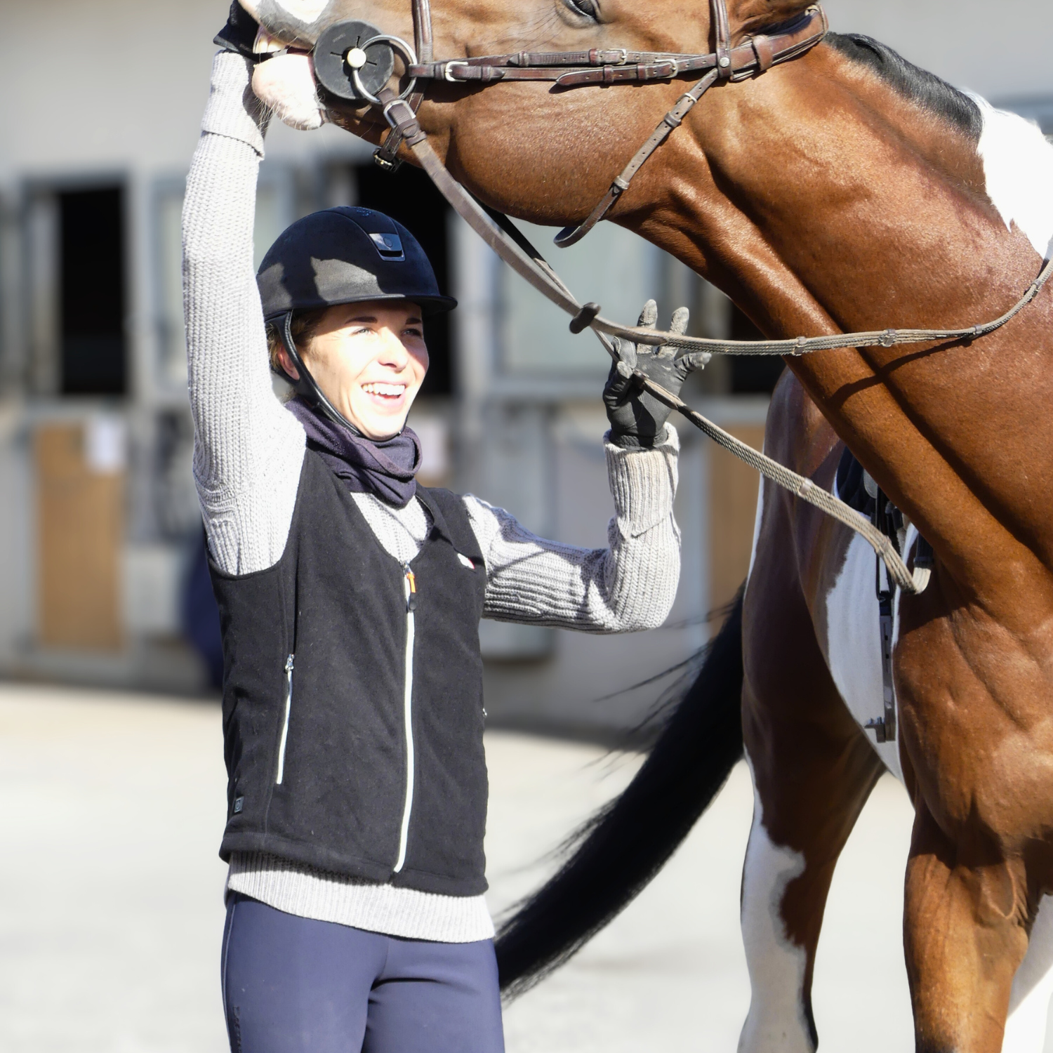 Votre futur allié pour l'hiver ! Découvrez notre gilet sans manche chauffant à batterie K-LOR de Askara ! Parfait pour monter à cheval comme être à pied aux écuries, mais également pour toutes les activités et tous les loisirs d'extérieur.
