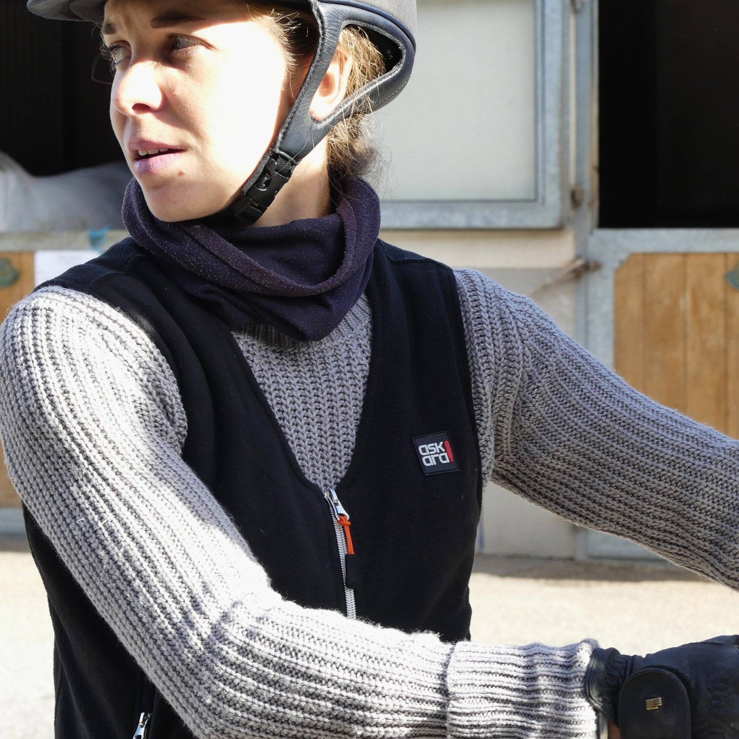 Votre futur allié pour l'hiver ! Découvrez notre gilet sans manche chauffant à batterie K-LOR de Askara ! Parfait pour monter à cheval comme être à pied aux écuries, mais également pour toutes les activités et tous les loisirs d'extérieur.
