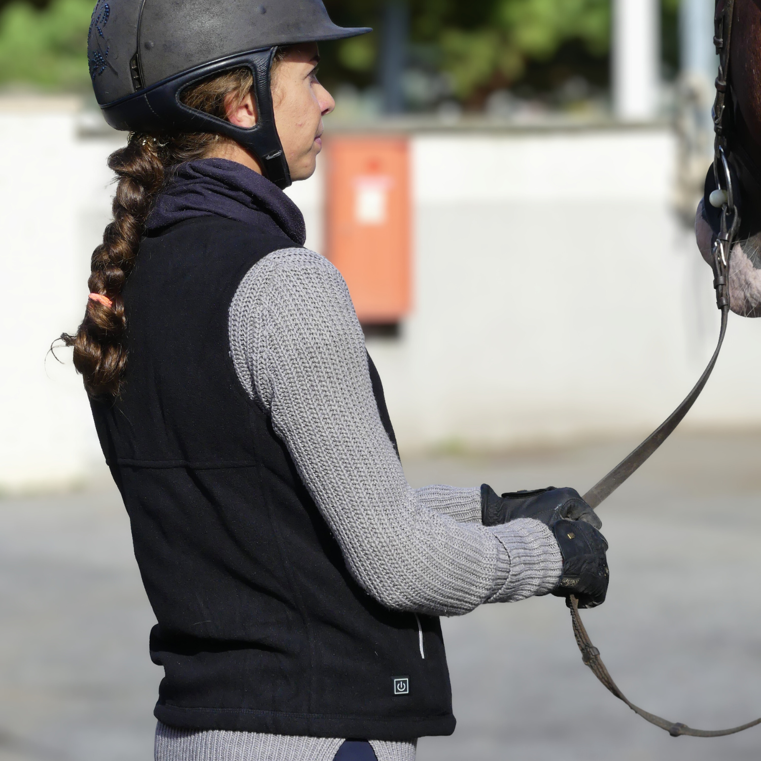 Votre futur allié pour l'hiver ! Découvrez notre gilet sans manche chauffant à batterie K-LOR de Askara ! Parfait pour monter à cheval comme être à pied aux écuries, mais également pour toutes les activités et tous les loisirs d'extérieur.