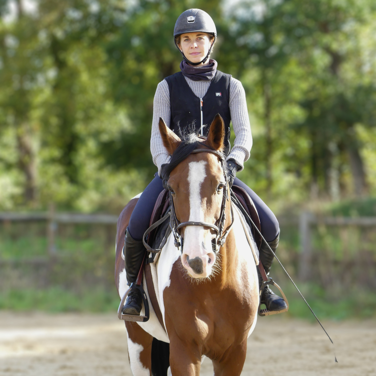 Votre futur allié pour l'hiver ! Découvrez notre gilet sans manche chauffant à batterie K-LOR de Askara ! Parfait pour monter à cheval comme être à pied aux écuries, mais également pour toutes les activités et tous les loisirs d'extérieur.