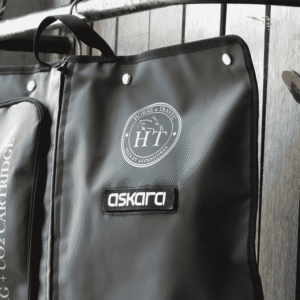 Nomade est une housse pour gilet airbag de la marque Askar,a fabriquée par Horse and Travel. Nomade est étanche et respirante, elle se replie facilement pour être transportée partout grâce à ses poignées. Idéal pour parti en concours ou voyager en emportant partout son gilet airbag avec soi